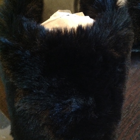 1 left! Saale 💕faux fur fuzzy mules ! - Picture 4 of 5